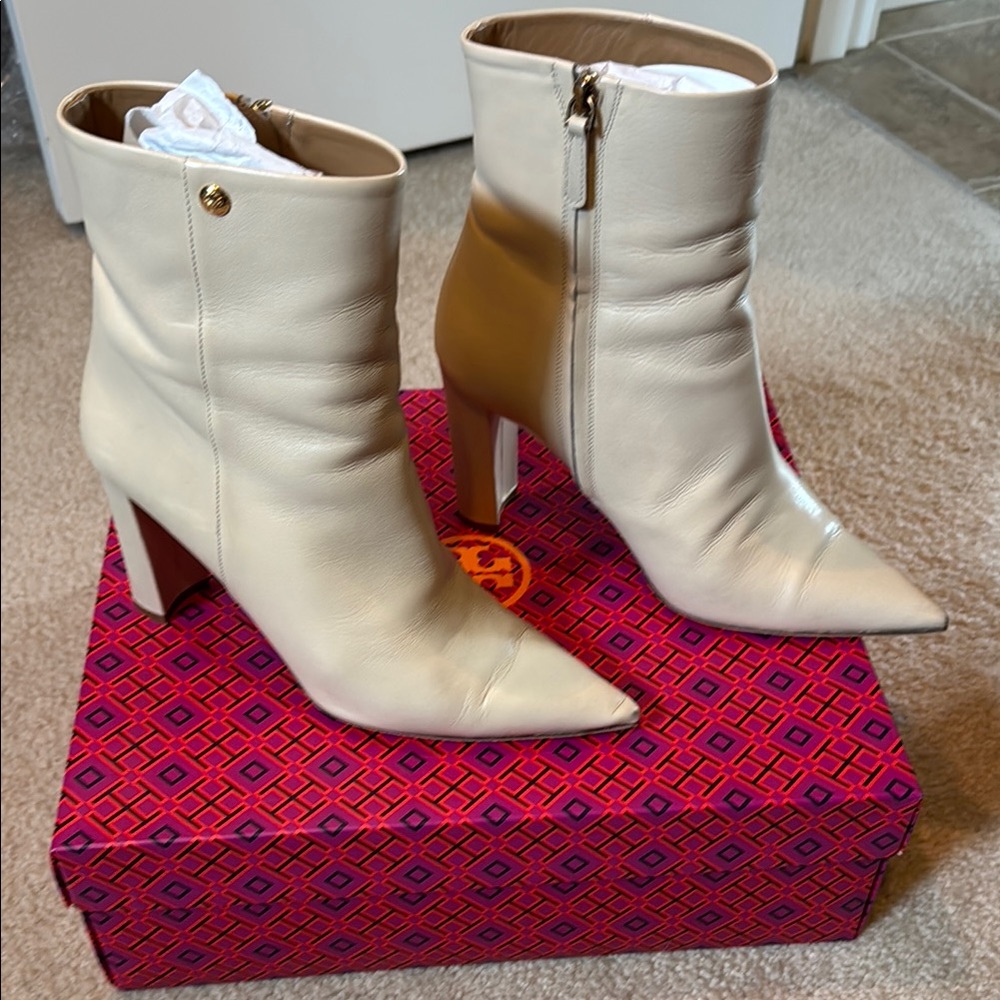 Tory Burch Cream Heeled Boots Sleek Design